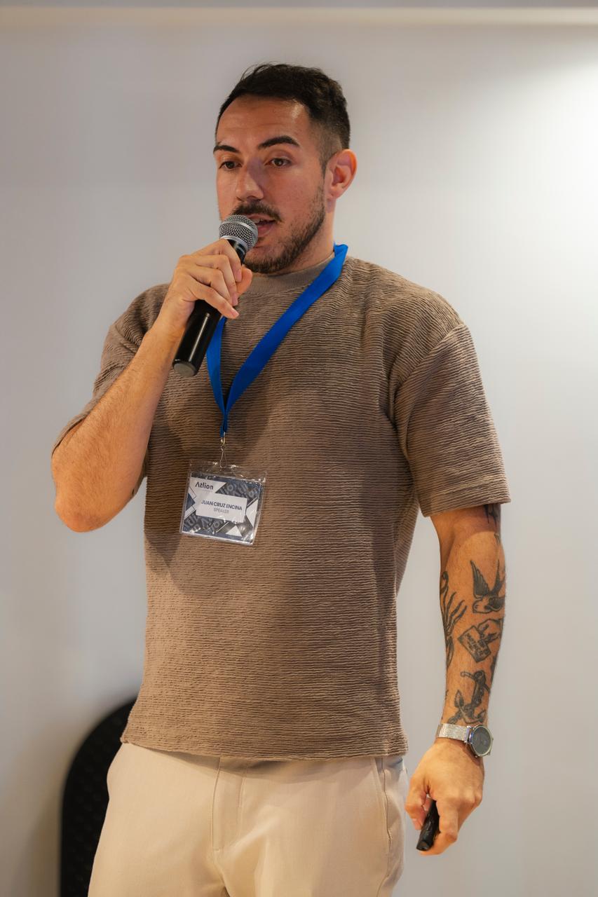 Jota hablando en vivo en un evento